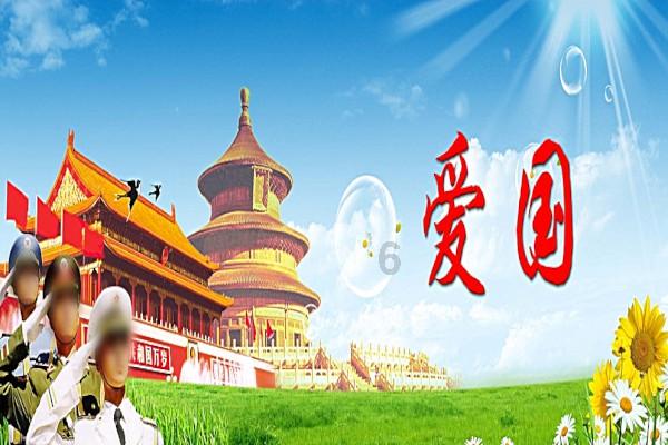 国王夫妇贺年卡，苏提达挽手泰王甜美微笑，没注意只戴了一只耳环