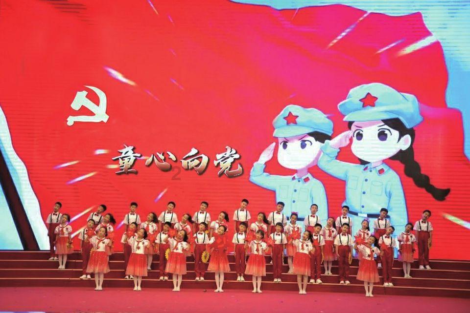 江西吉安，男孩玩打火机引发火灾，邻居撬门救人