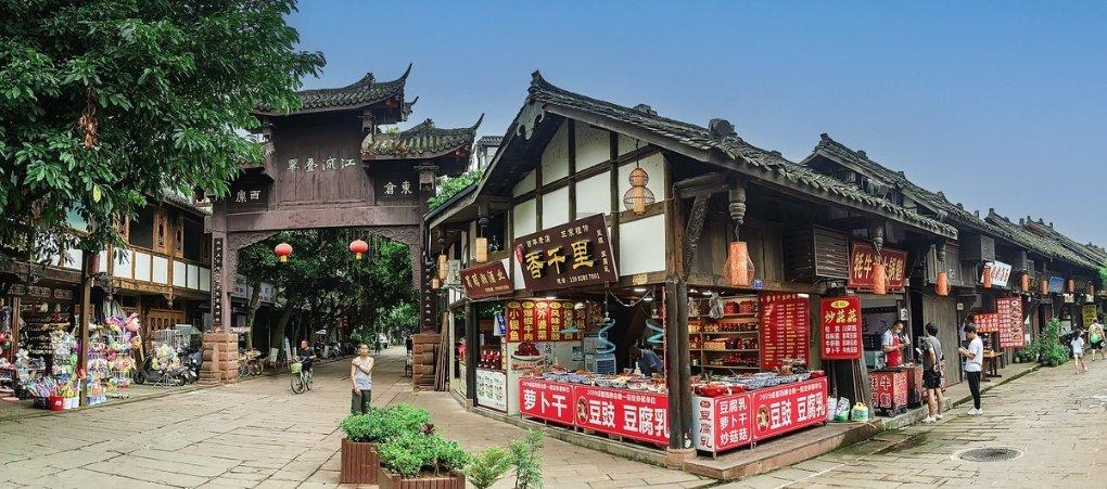 白色露肩T恤搭配格子百褶裙，青春靓丽的美丽搭配，你觉得怎么样？游戏画面